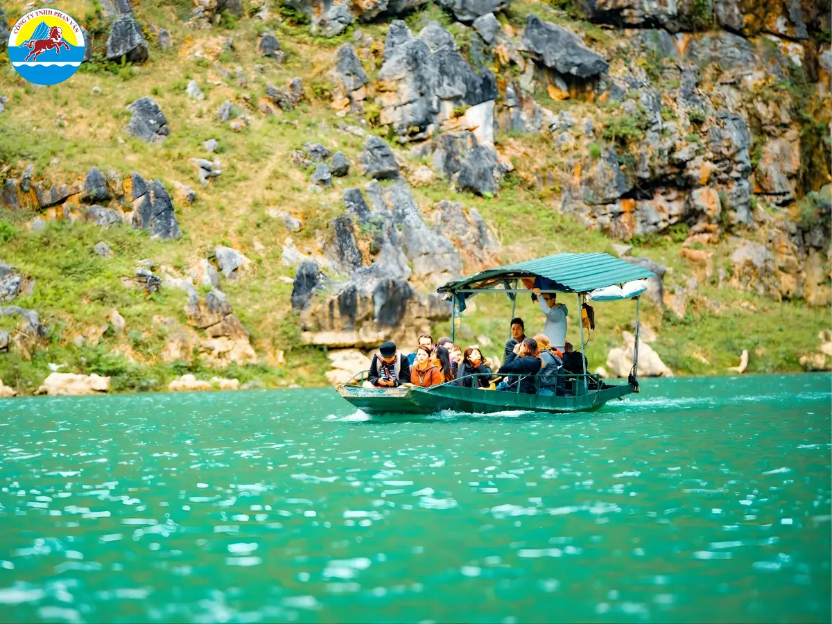 Ngồi thuyền máy ngắm cảnh