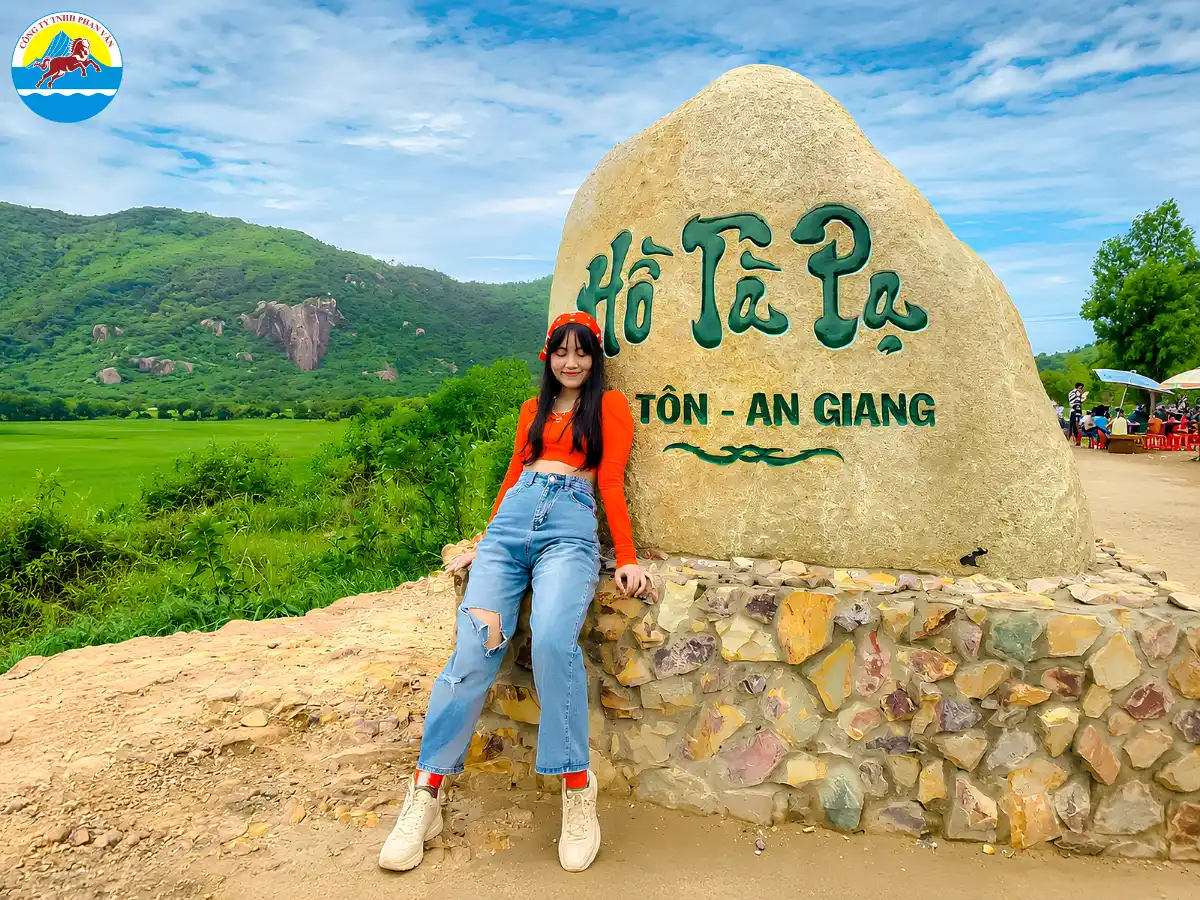 Chụp ảnh kỷ niệm tại cột mốc Hồ Tà Pạ