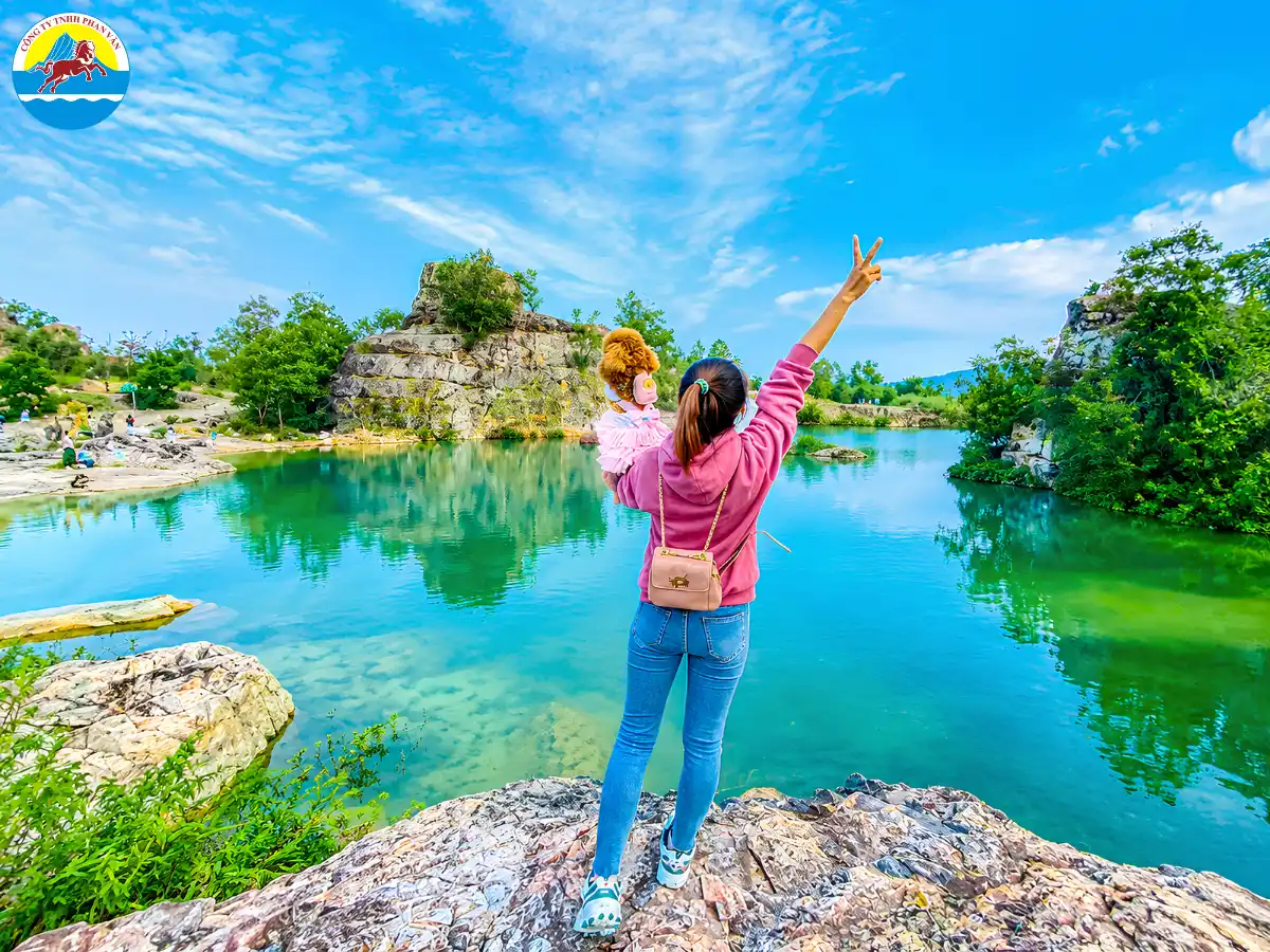 Check in mặt nước đổi màu tại hồ Tà Pạ