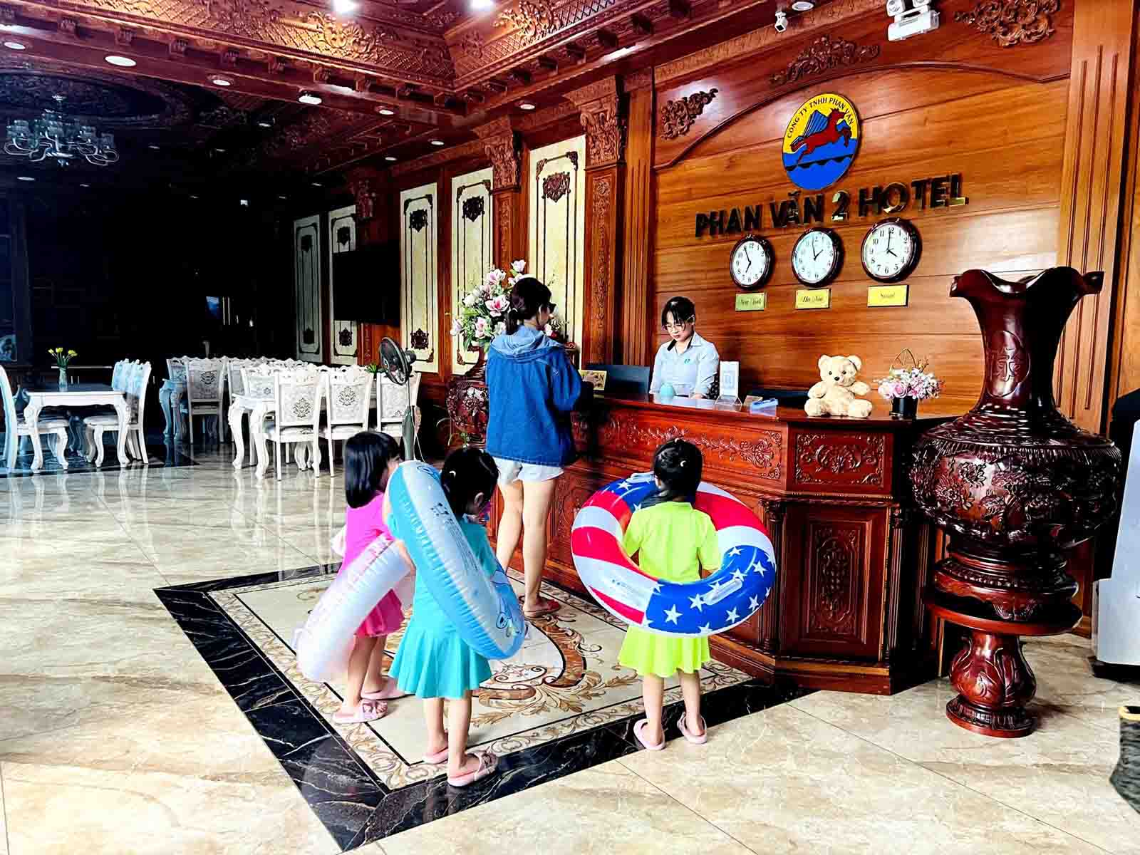 Nhân viên Phan Văn Hotel luôn nhiệt tình phục vụ khách hàng