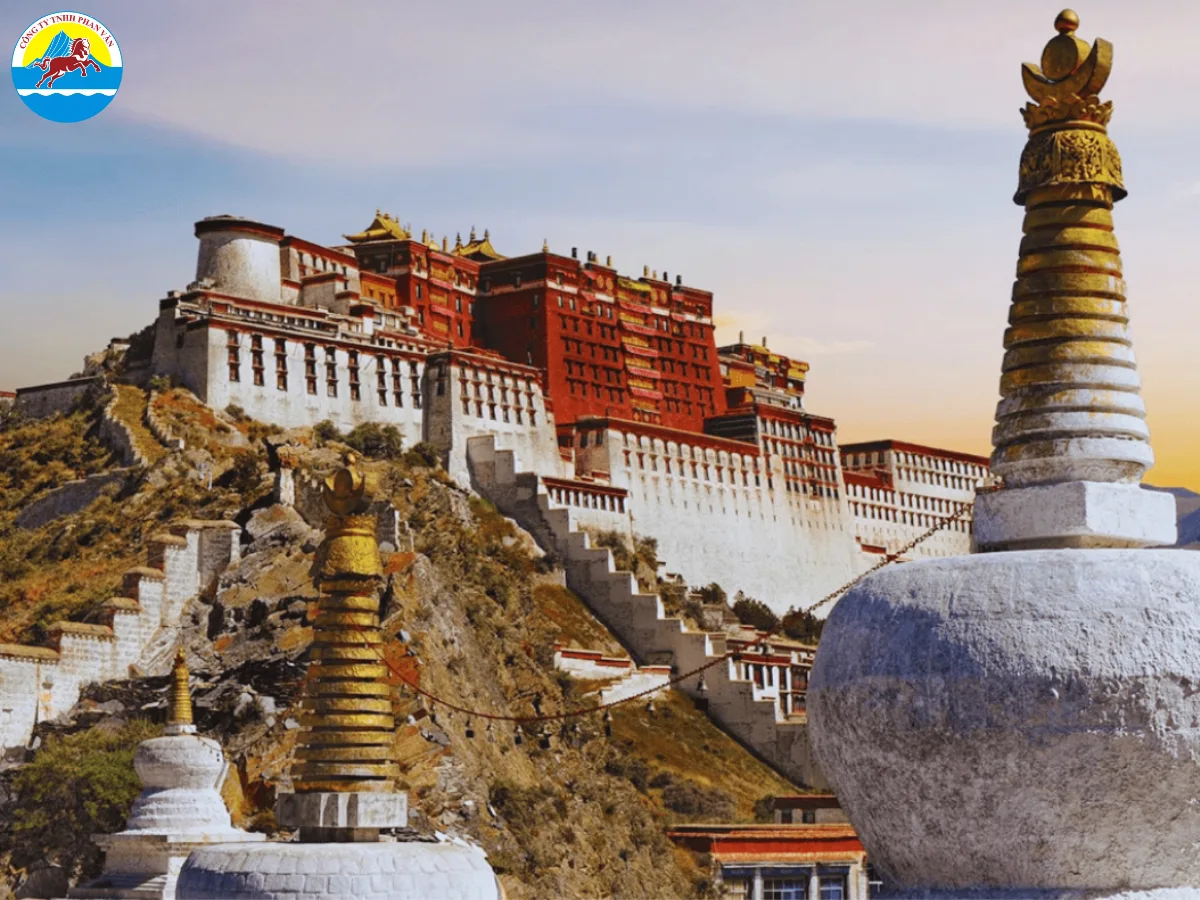 Môi trường chính trị và an ninh ở Tây Tạng rất nhạy cảm, du khách nên cẩn trọng