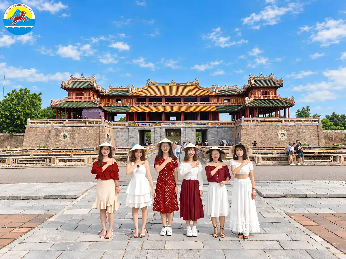 Du khách tham quan Đại Nội Huế trong tháng 10