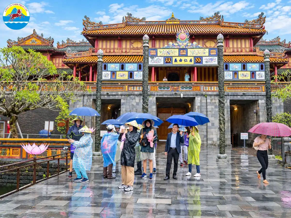 Đoàn khách tham quan Huế từ Đà Nẵng