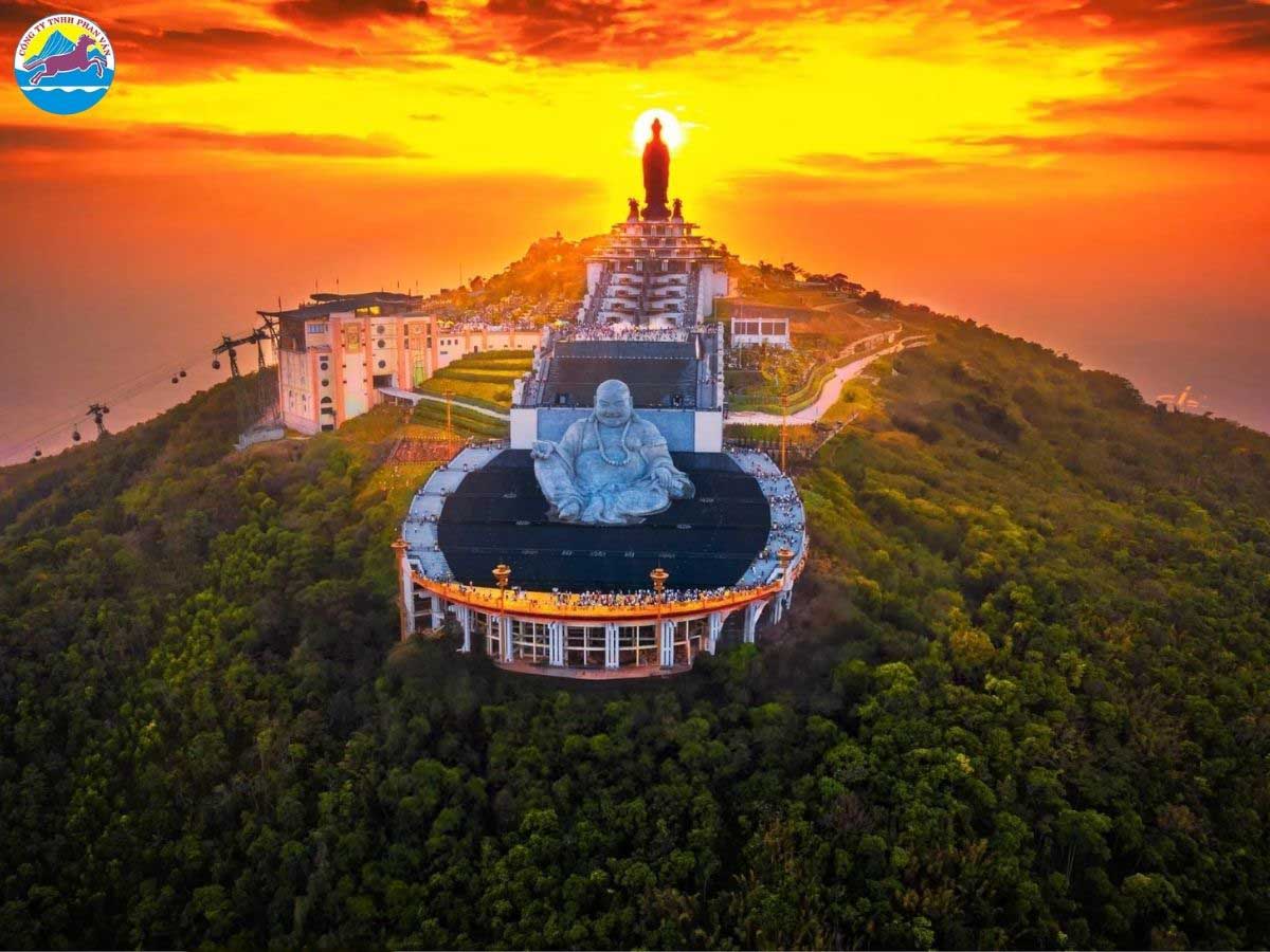 Núi Bà Đen hùng vĩ