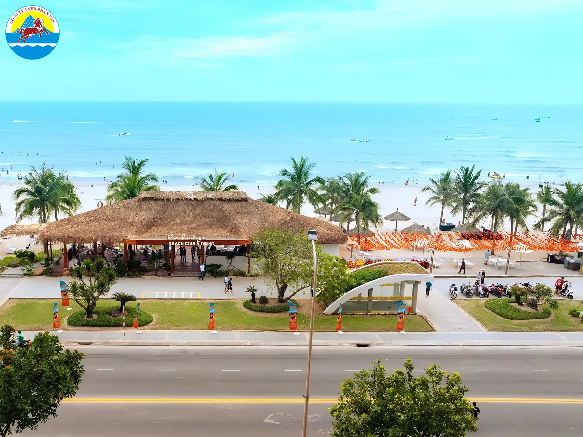 Bãi biển Mỹ Khê Đà Nẵng tháng 3 nắng sáng