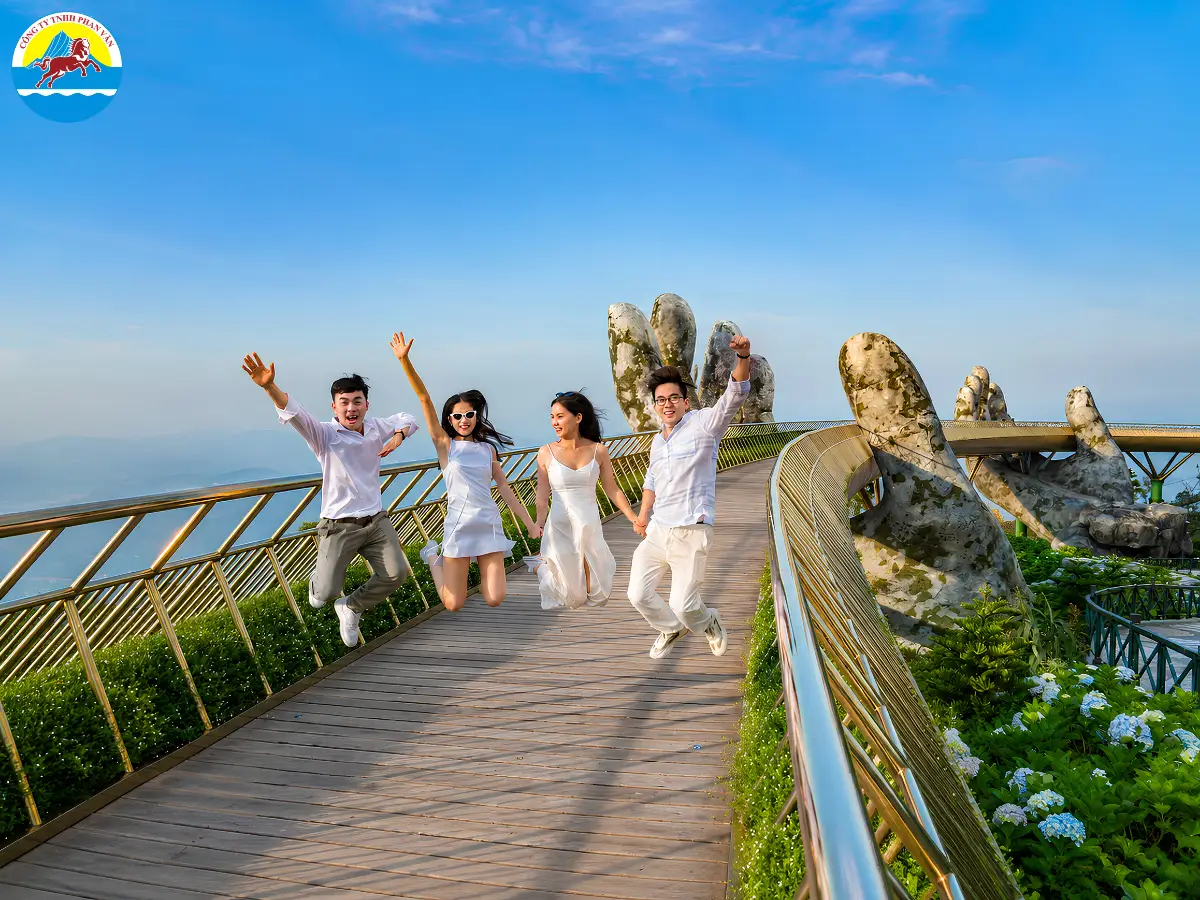 Cầu Vàng Bà Nà Hills trong nắng chiều cuối hè