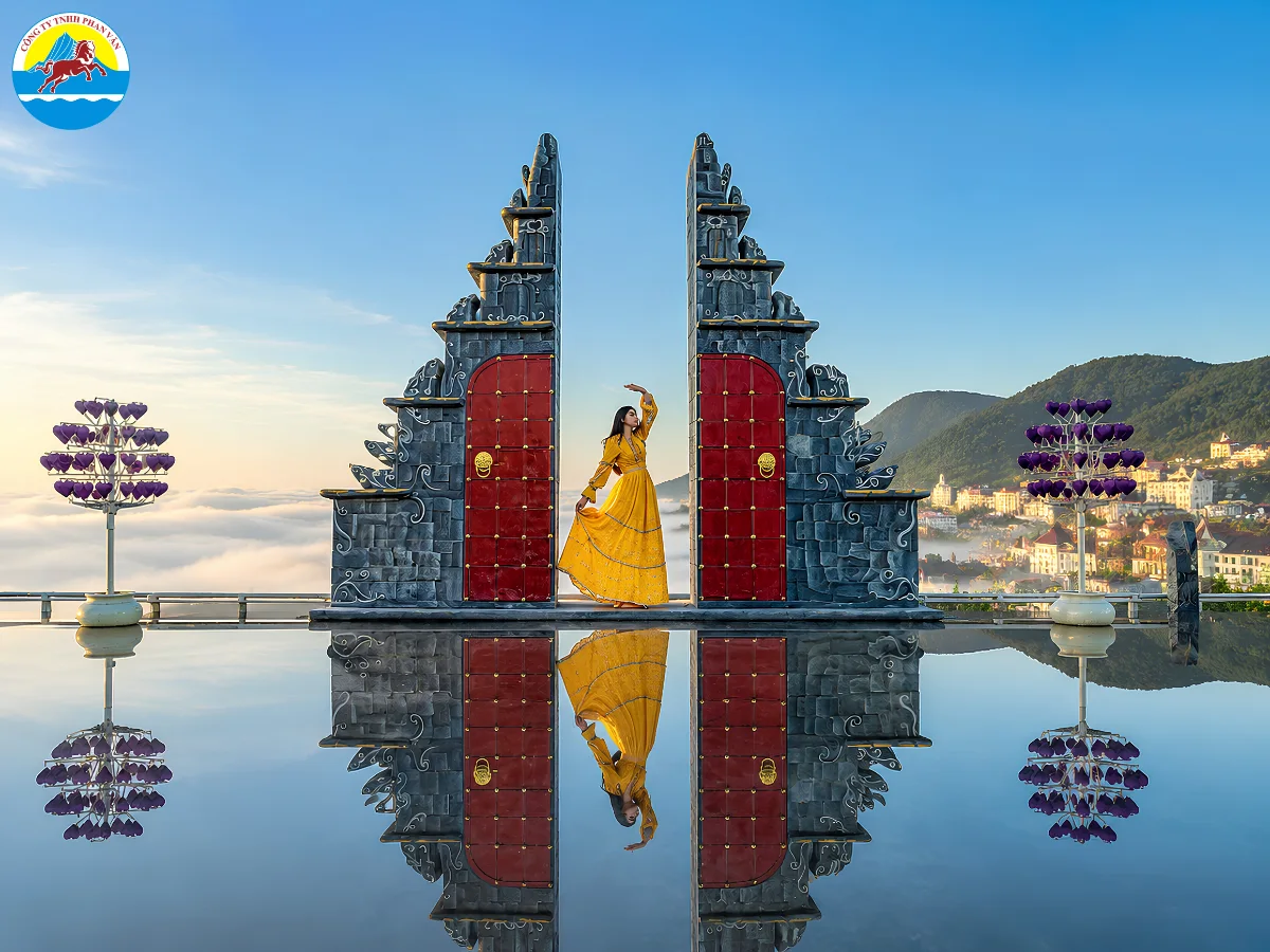 Thị trấn Tam Đảo trong sương sớm nhìn từ cổng trời