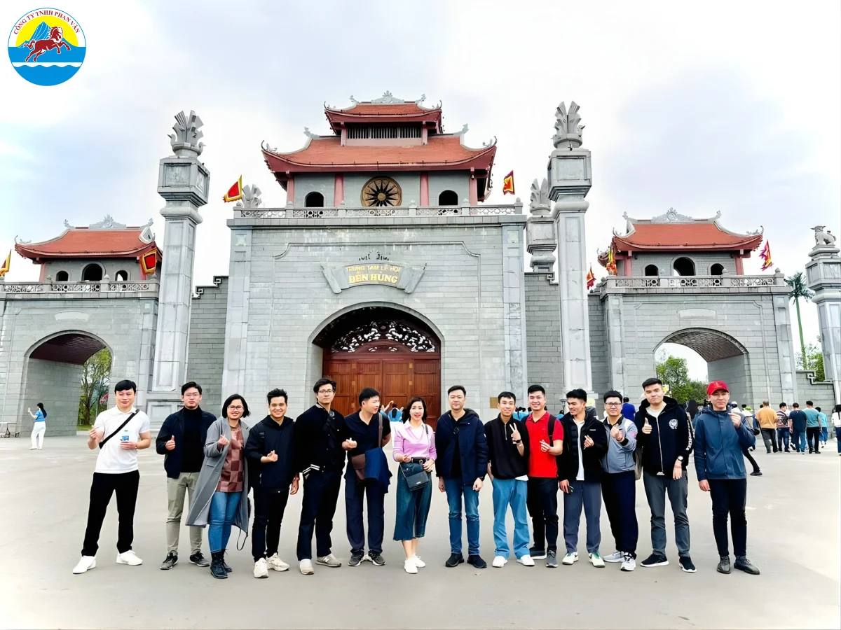 Tham quan Đền Hùng