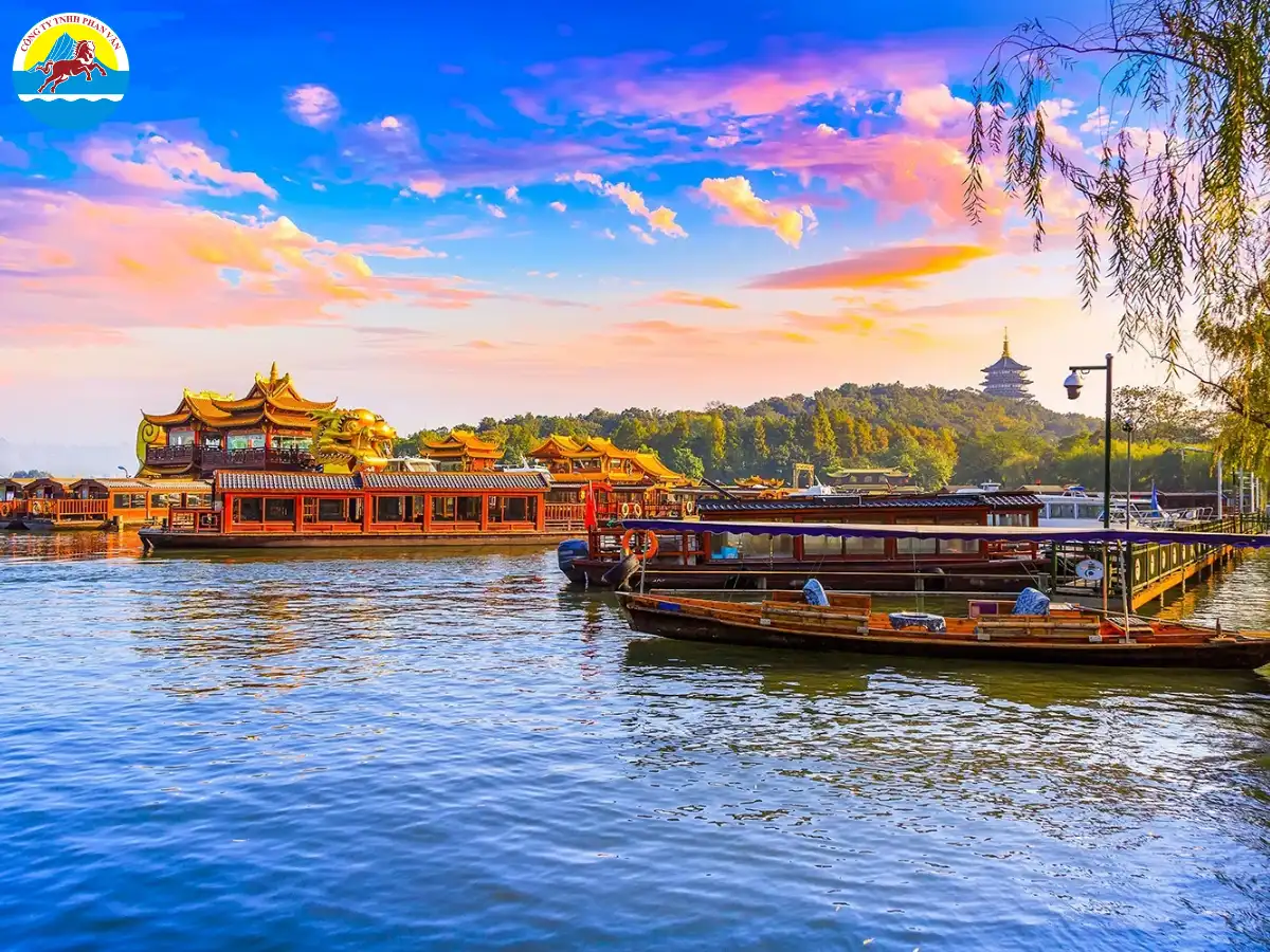 Du thuyền trên Tây Hồ (Hàng Châu)