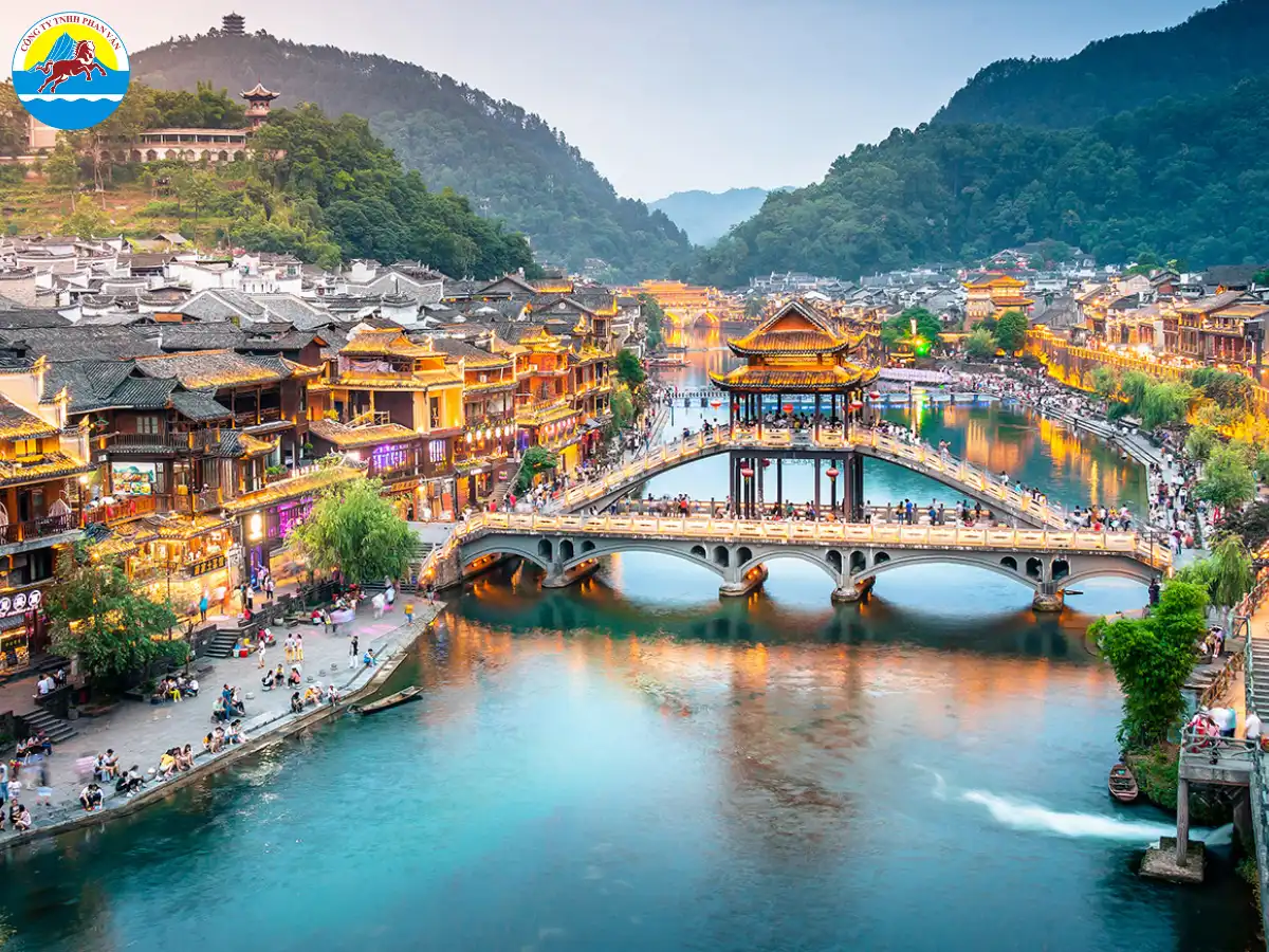 Phượng Hoàng Cổ Trấn