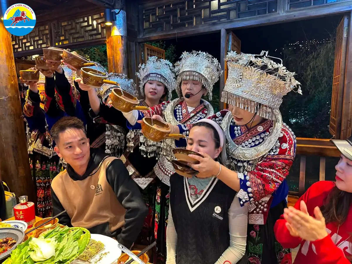 Lễ hội Bữa cơm Chị em truyền thống của dân tộc Miêu