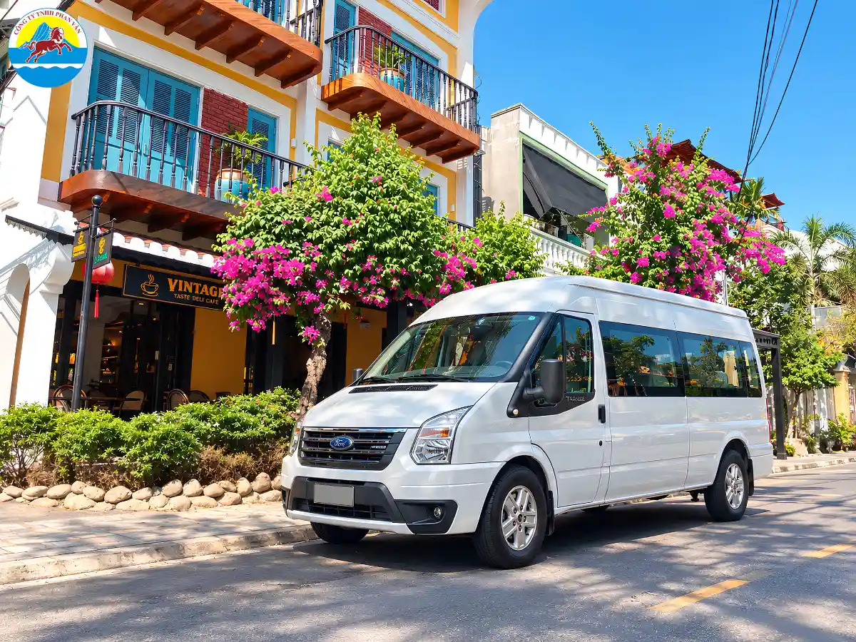 Xe 16 chỗ Phan Văn Travel chờ đón khách