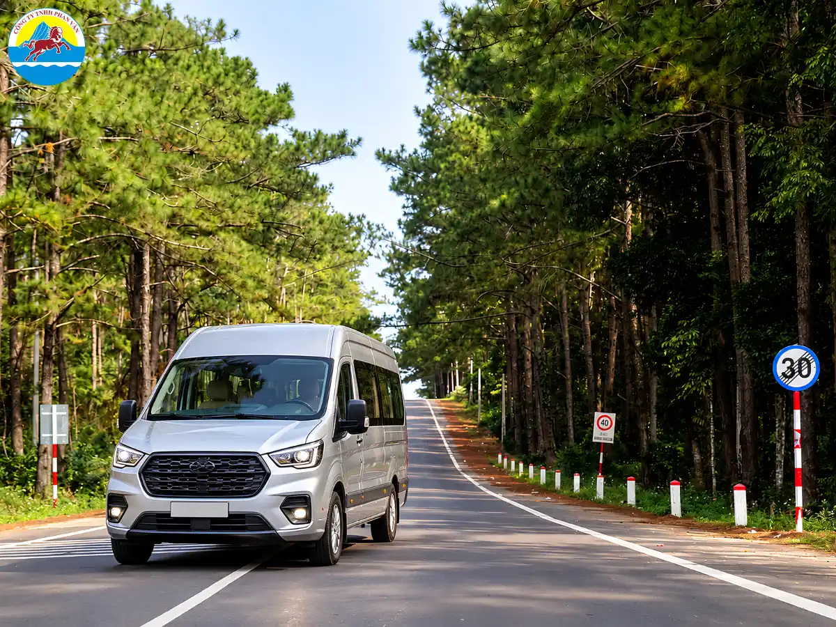 Xe du lịch 16 chỗ phục vụ đoàn khách của Phan Văn Travel