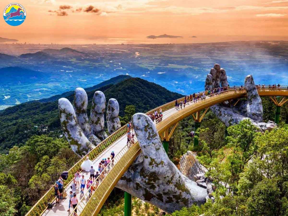 Cây cầu độc đáo được nâng đỡ bởi đôi bàn tay khổng lồ rêu phong