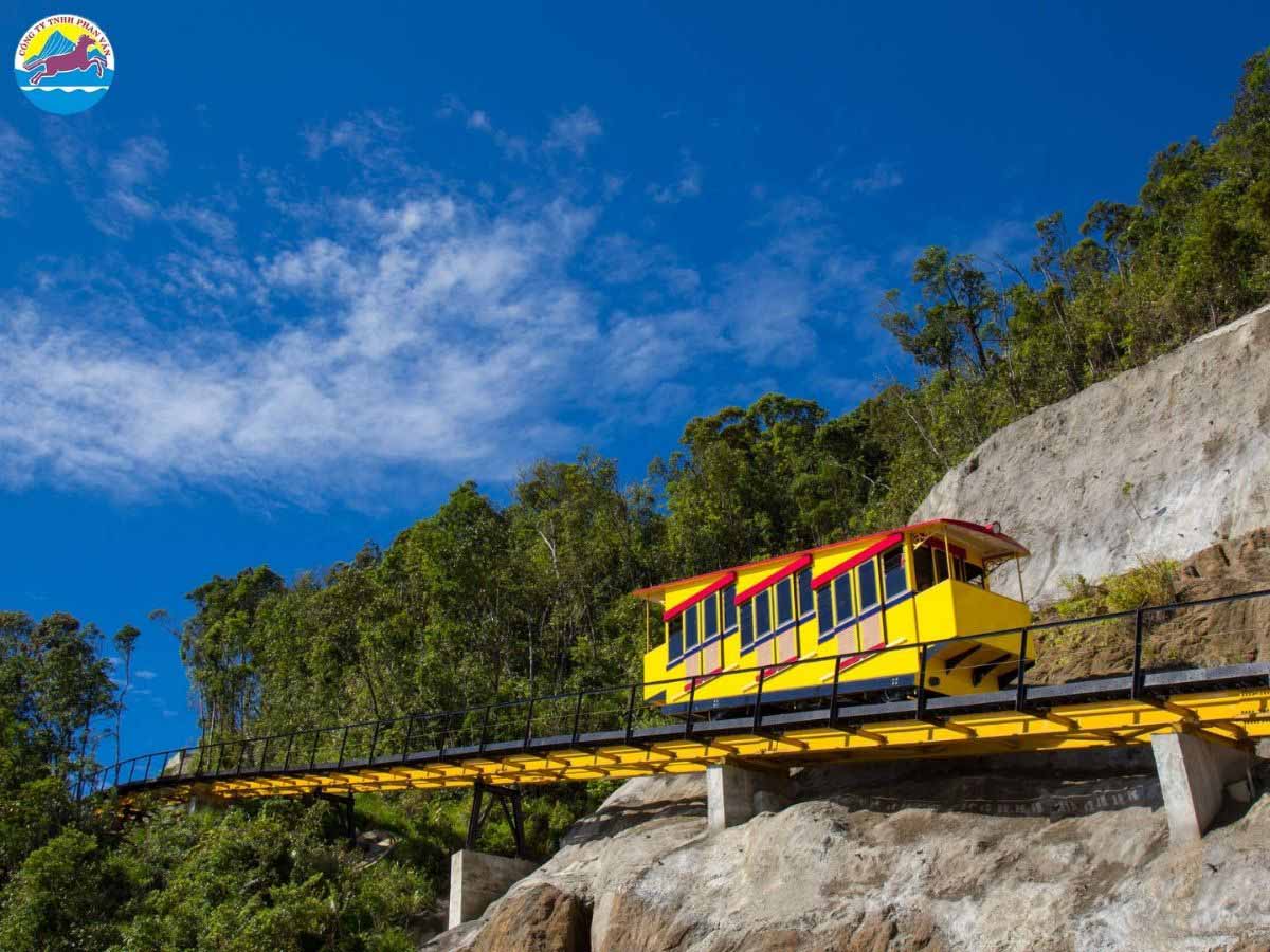 Bà Nà có 2 tuyến tàu hỏa leo núi