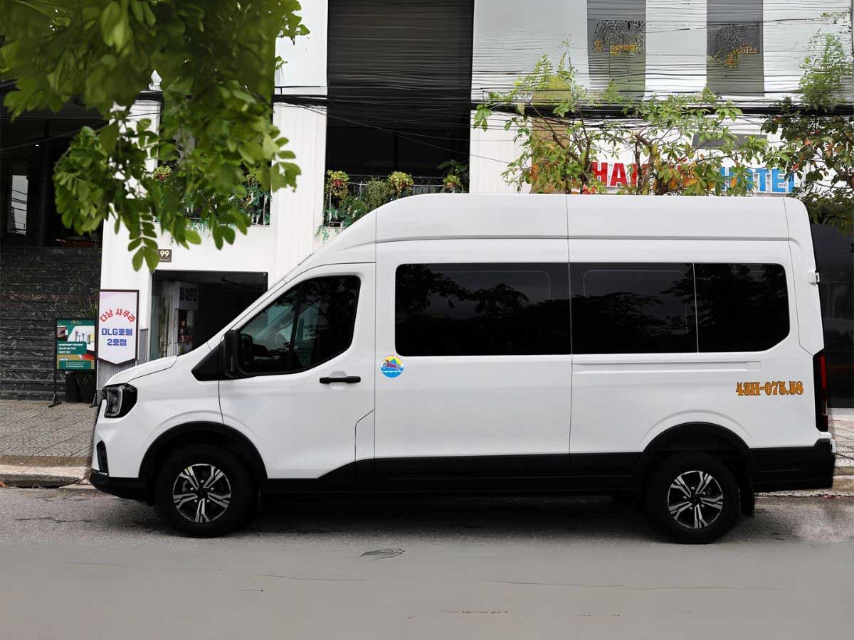 Xe Ford Transit có không gian đủ rộng, thoải mái cho cô dâu chú rể