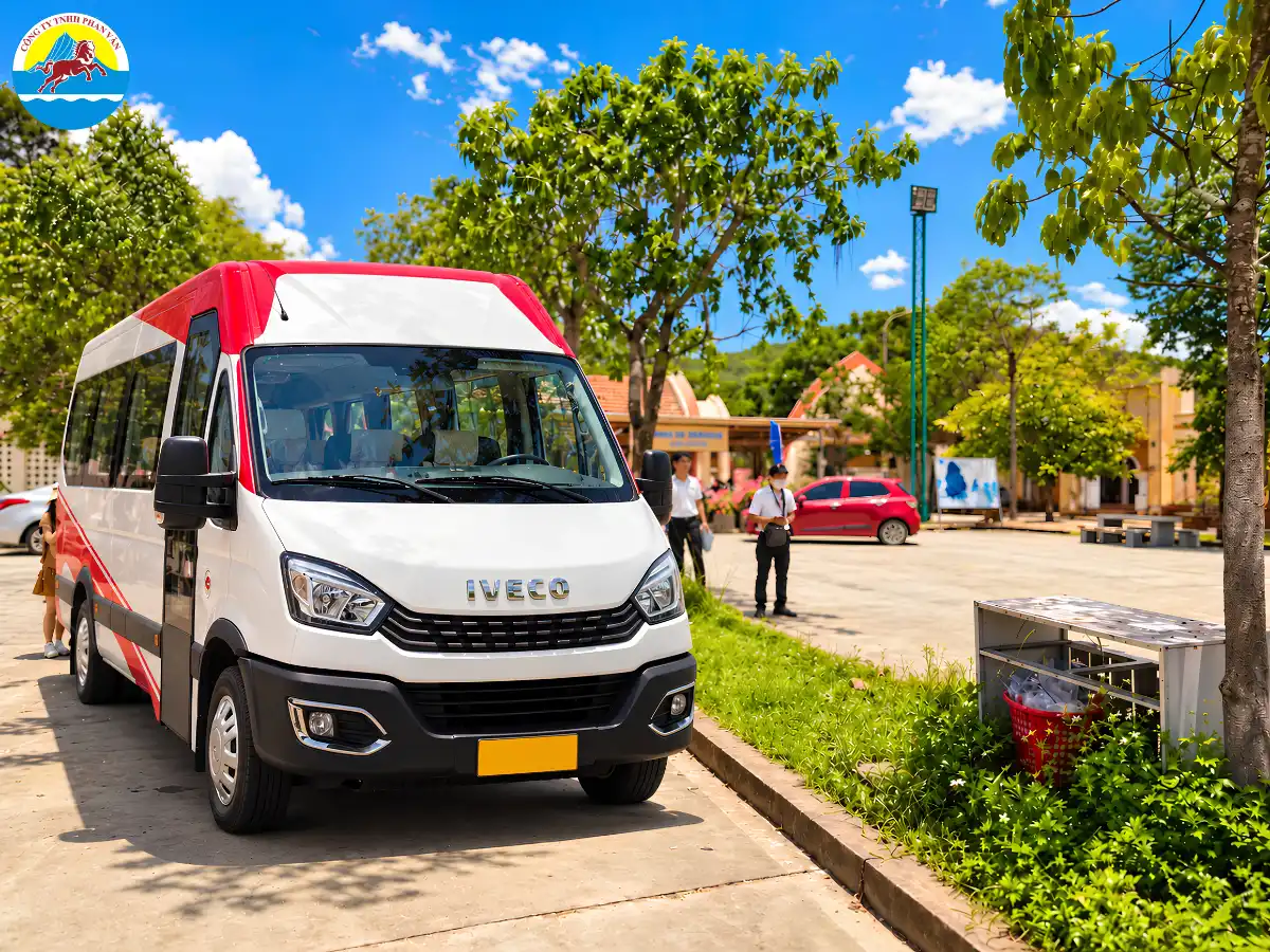 Xe Thaco Iveco 19 chỗ phục vụ tuyến Đà Nẵng đến Huế của Phan Văn Travel