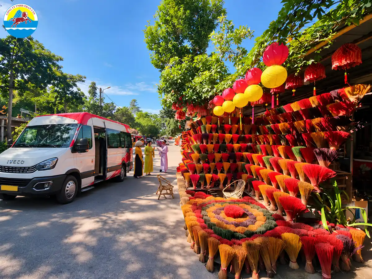 Xe 19 chỗ Phan Văn Travel chờ đón khách đi Huế