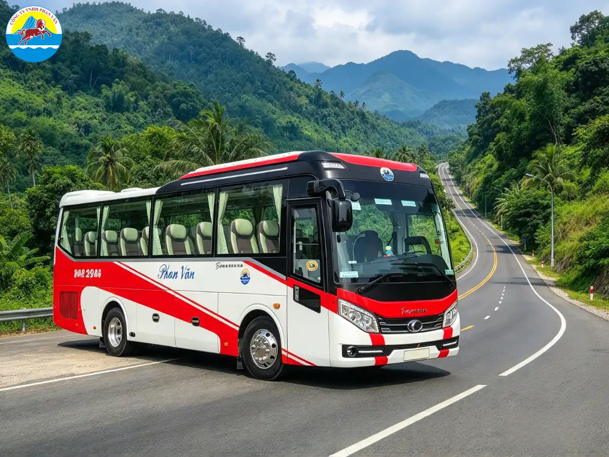 Xe du lịch Phan Văn Travel chuẩn bị phục vụ đoàn khách sang Lào