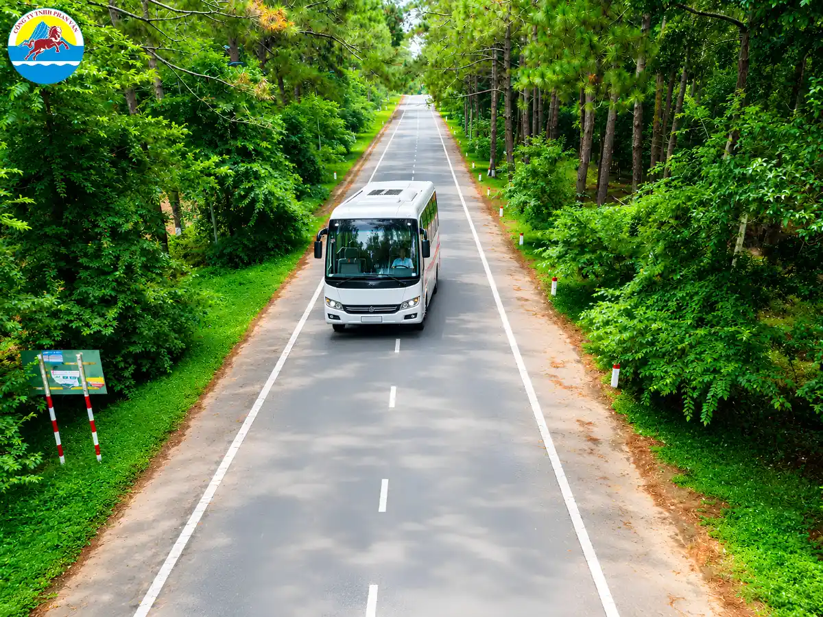 Xe du lịch 29 chỗ Phan Văn Travel đón đoàn khách đi Măng Đen