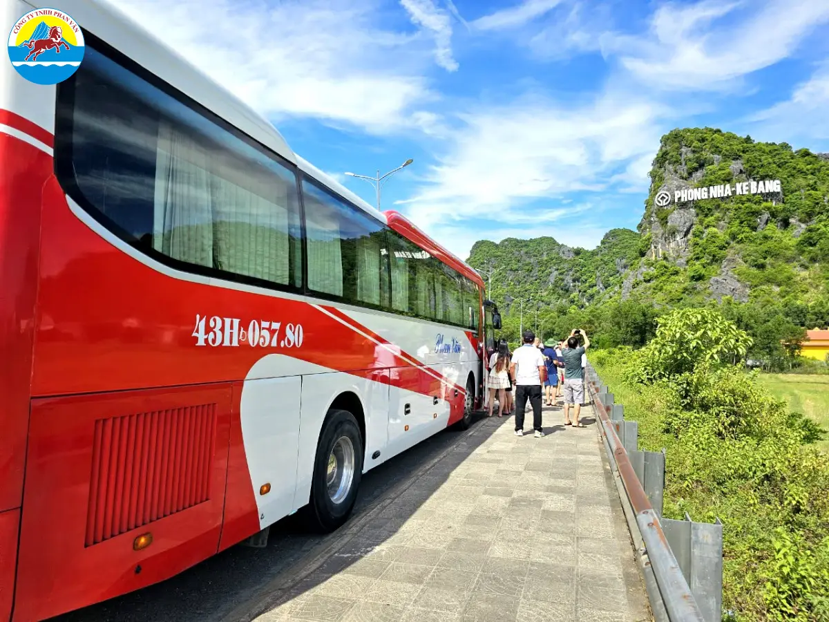 Xe 29 chỗ của Phan Văn Travel chở khách vào hang Phong Nha
