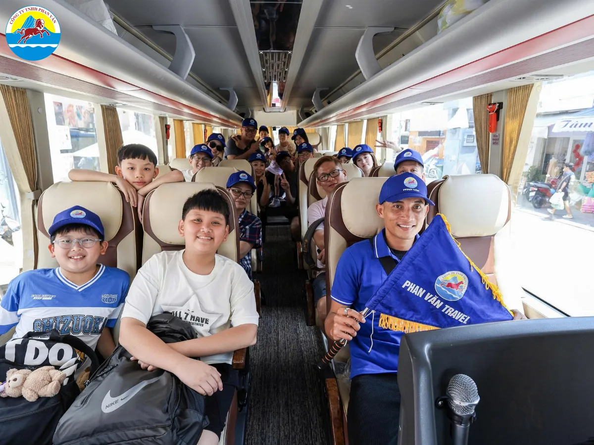 Đoàn khách Phan Văn Travel trên hành trình khám phá Huế