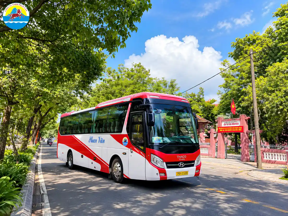 Xe 35 chỗ phục vụ đoàn khách đông đi Huế từ Đà Nẵng