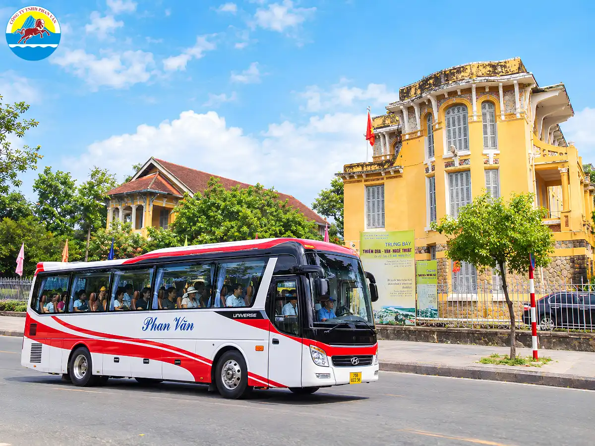 Xe 35 chỗ Phan Văn Travel chờ đón khách