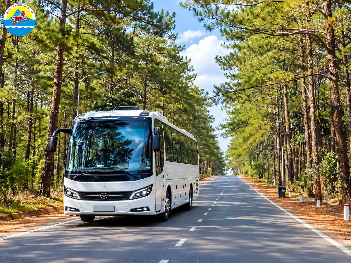 Xe du lịch 35 chỗ của Phan Văn Travel đón đoàn khách đi Măng Đen