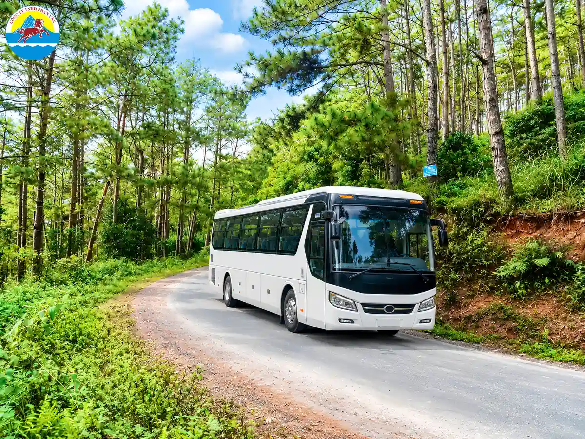 Xe du lịch cỡ lớn (35 chỗ) phục vụ đoàn khách đi Măng Đen