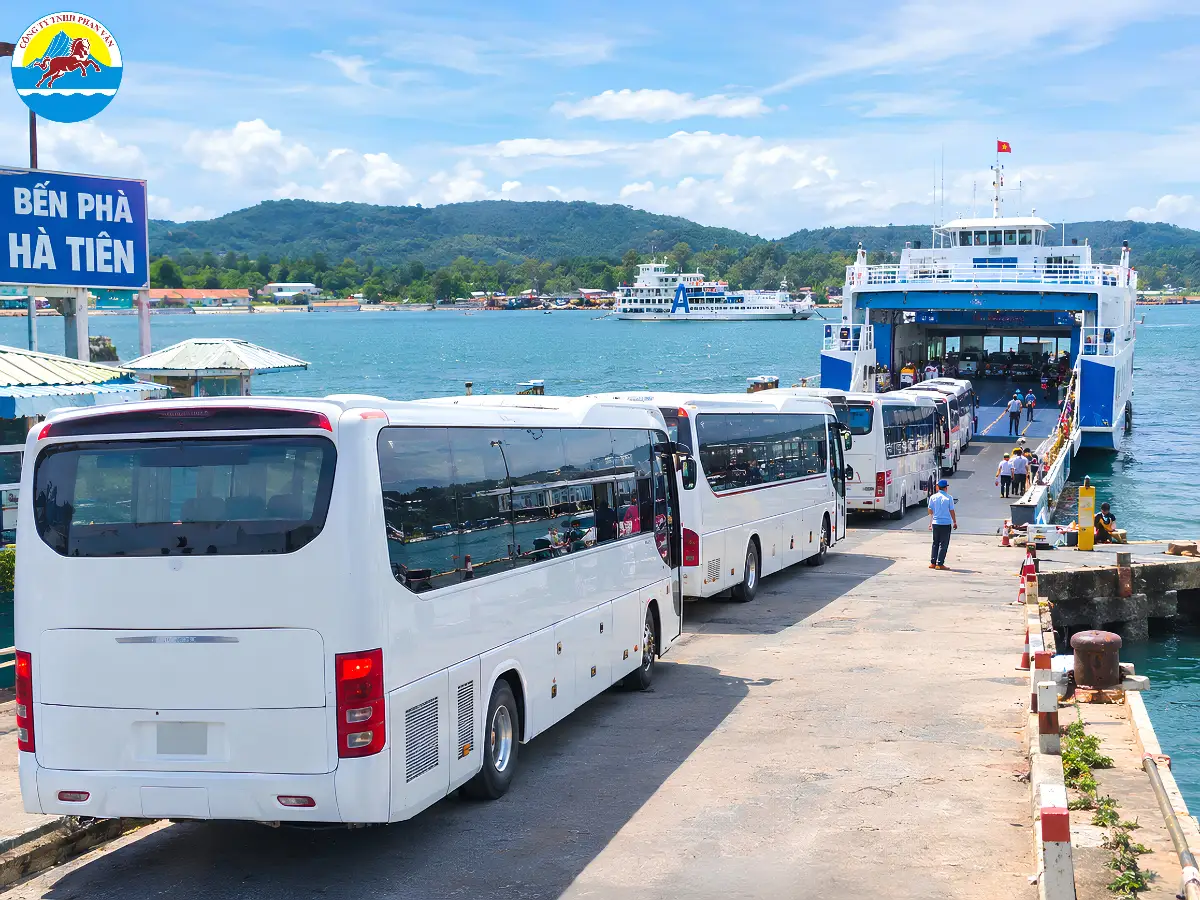 Xe 35 chỗ xếp hàng chờ lên phà tại bến Hà Tiên