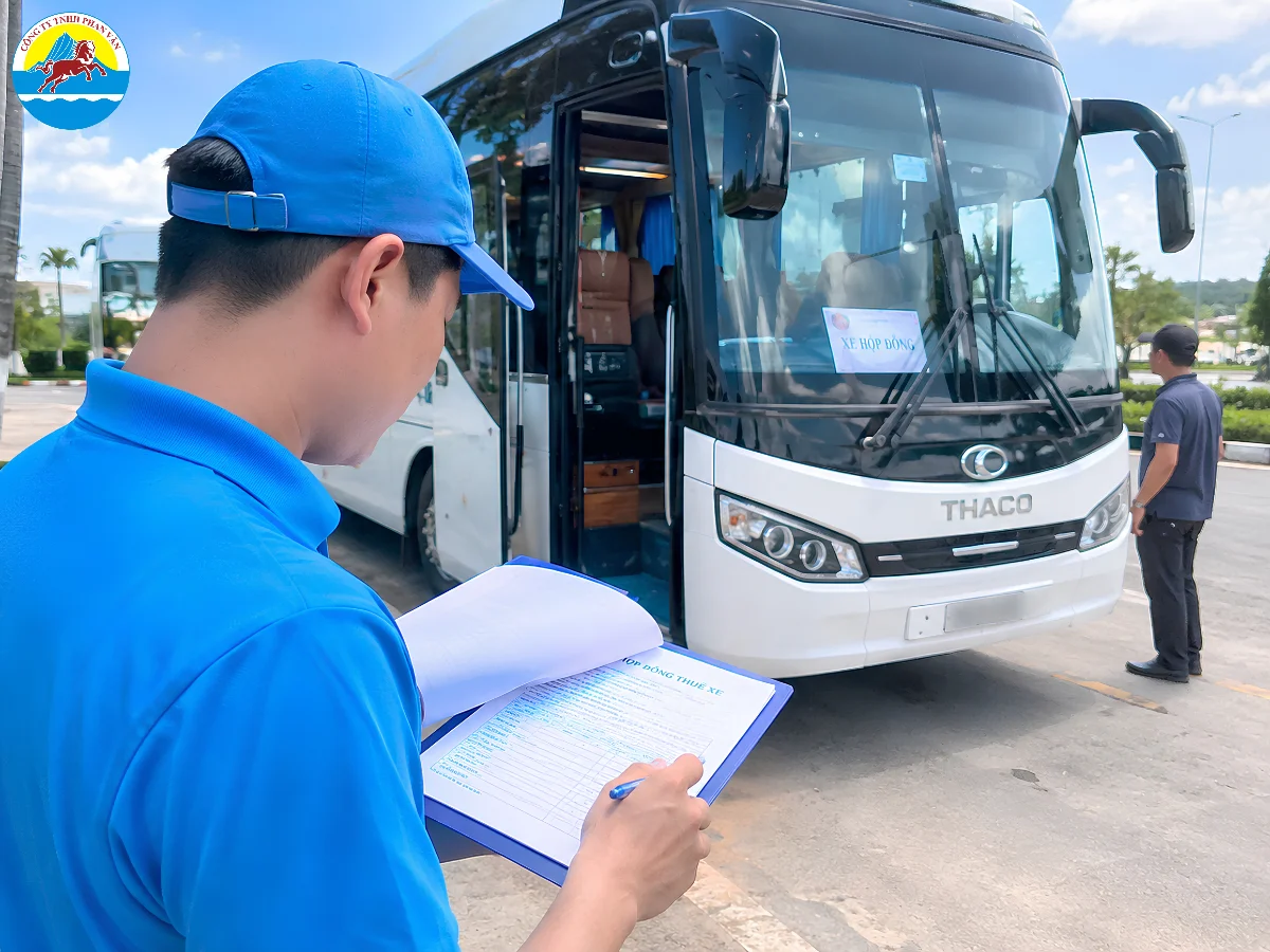 Trưởng đoàn kiểm tra hợp đồng và ảnh xe trước ngày khởi hành