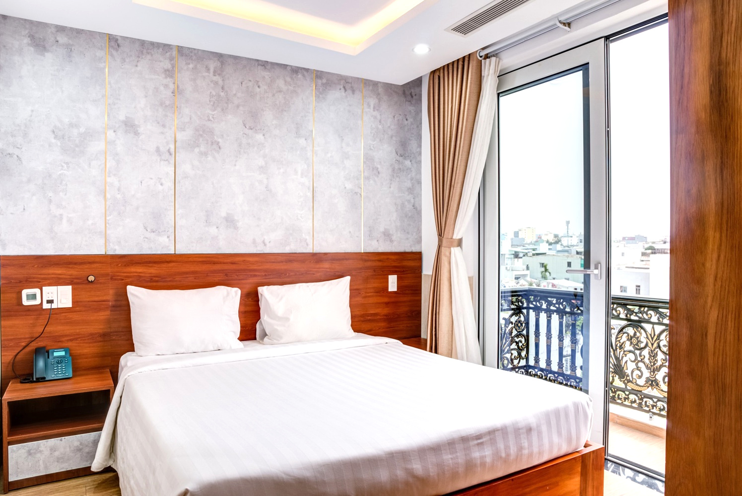 Phòng nghỉ có cửa sổ hướng phố