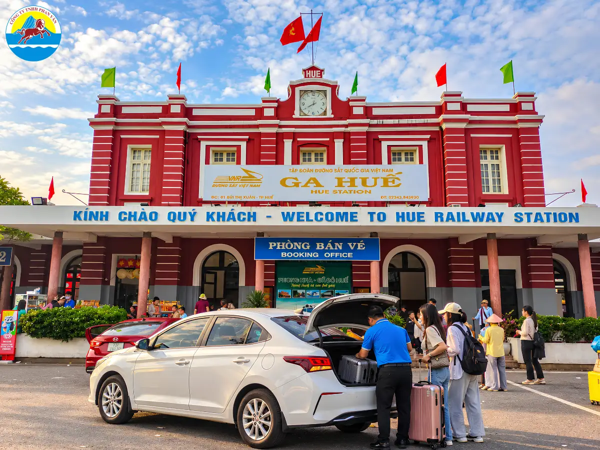 Xe 4 chỗ Phan Văn Travel phục vụ tuyến Đà Nẵng - Huế