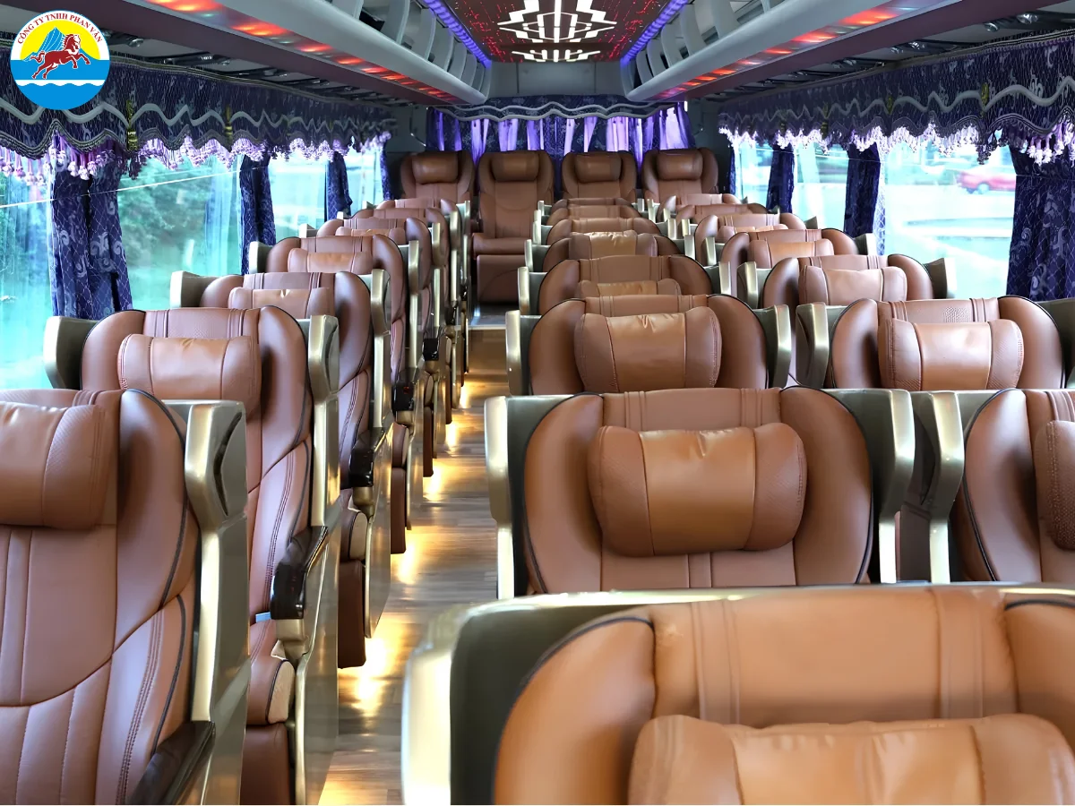 Khoang xe 45 chỗ phục vụ đoàn đi Huế