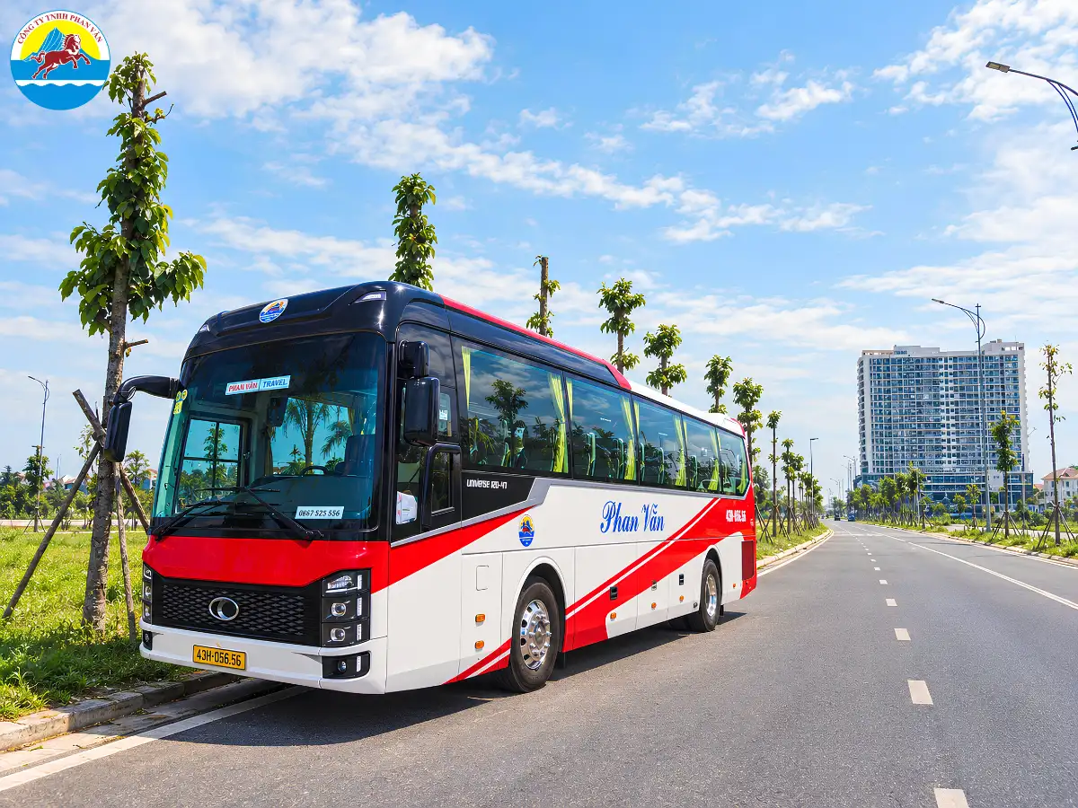 Xe 45 chỗ Phan Văn Travel đợi khách đi Huế