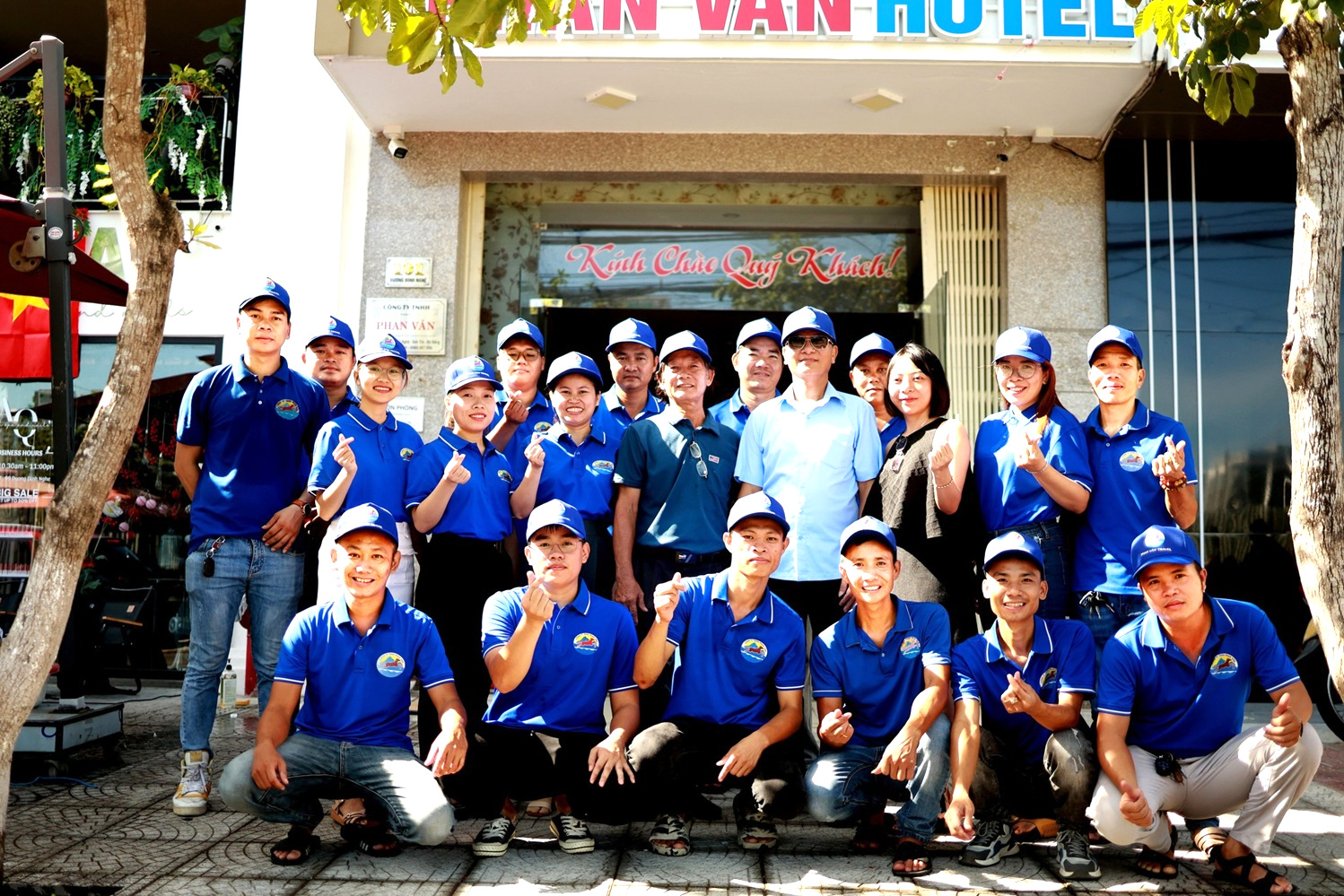 Đội ngũ nhân viên Phan Văn luôn thân thiện và niềm nở