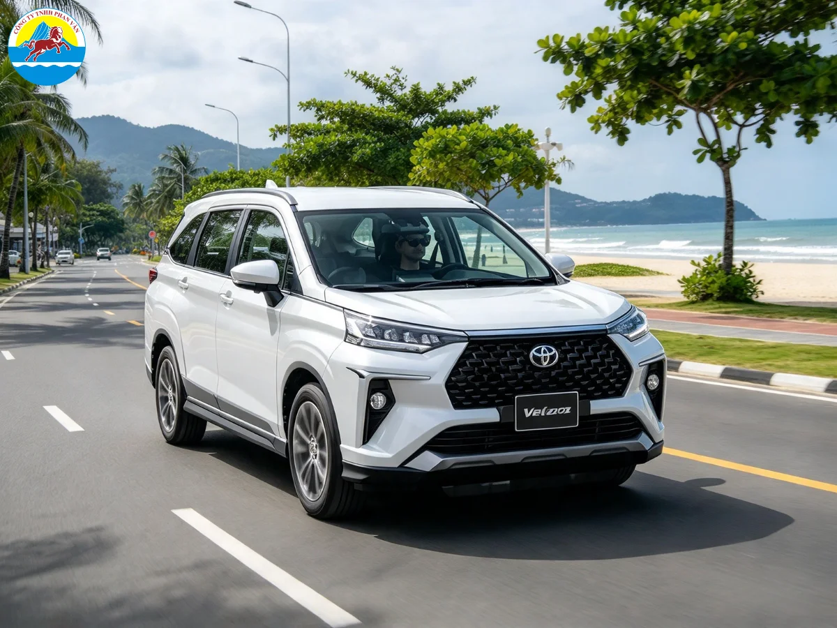 Xe 7 chỗ đang chở khách đến Nha Trang