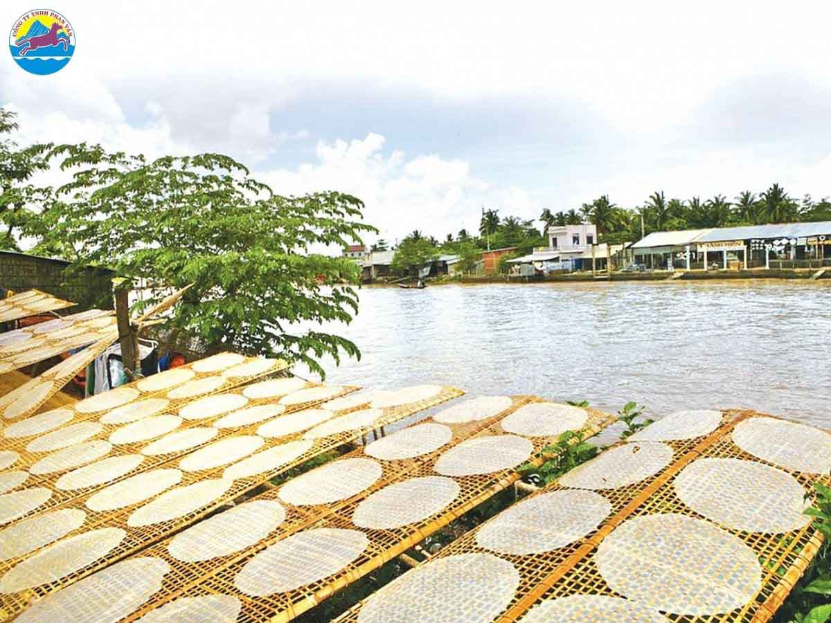 Thưởng thức món bánh tráng truyền thống tại Làng Cổ Túy Loan