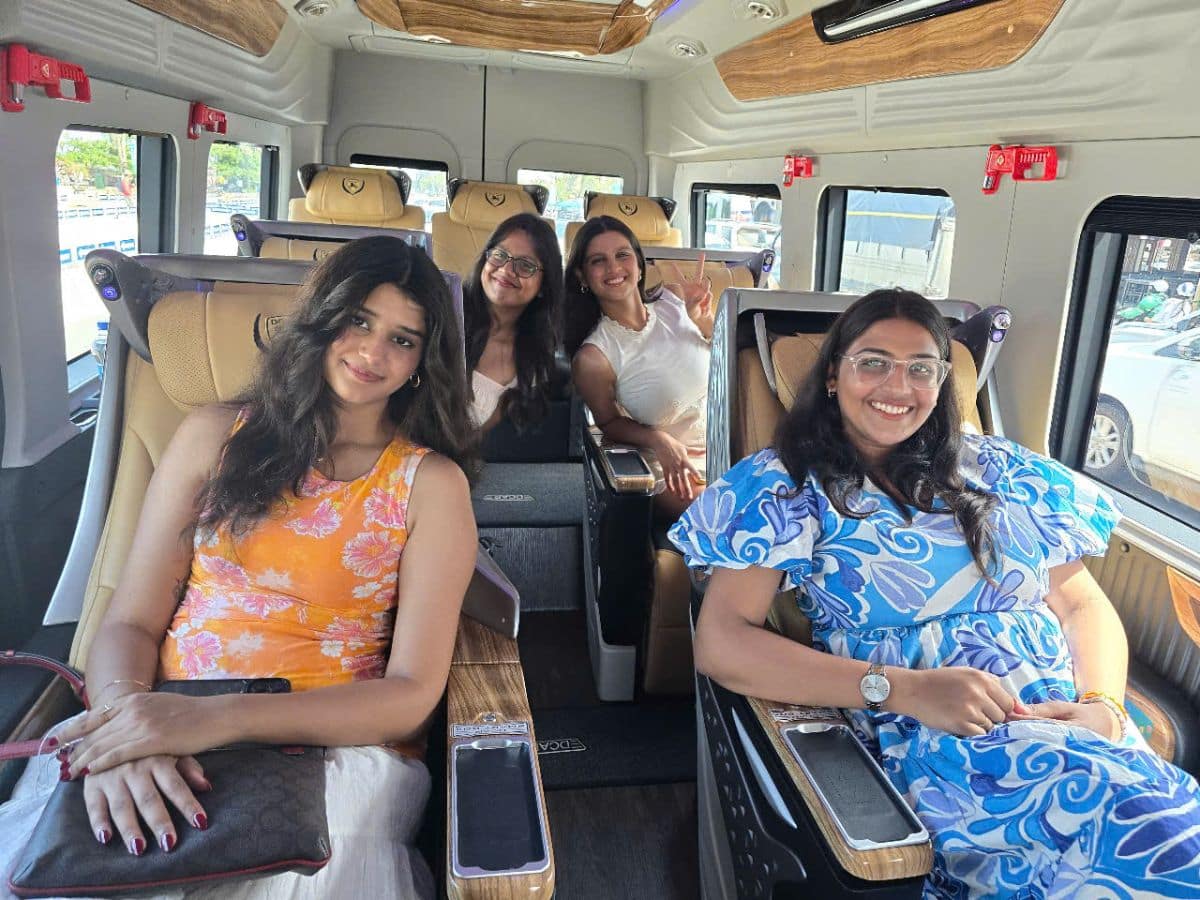 đoàn khách trên dịch vụ thuê xe 9 chỗ