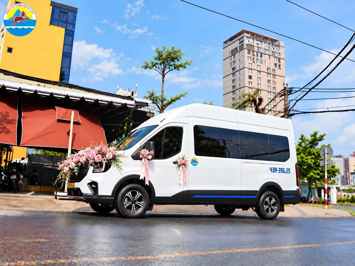 Xe đám cưới 16 chỗ của Phan Văn Travel
