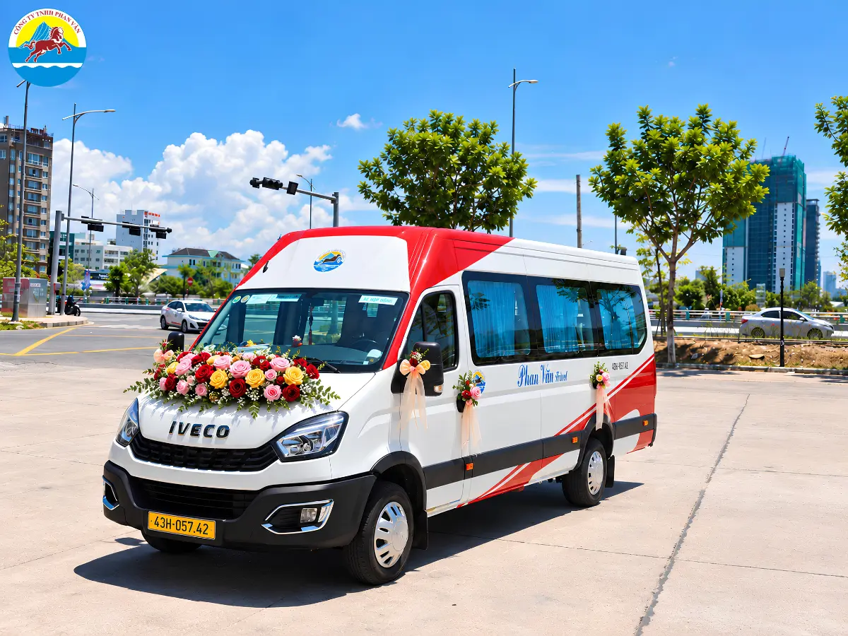 Xe cưới Phan Văn Travel trang trí hoa hồng tinh tế