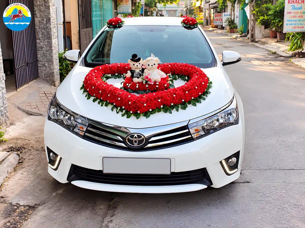 Xe Toyota Altis trắng hoa trái tim đỏ rước dâu đi tỉnh