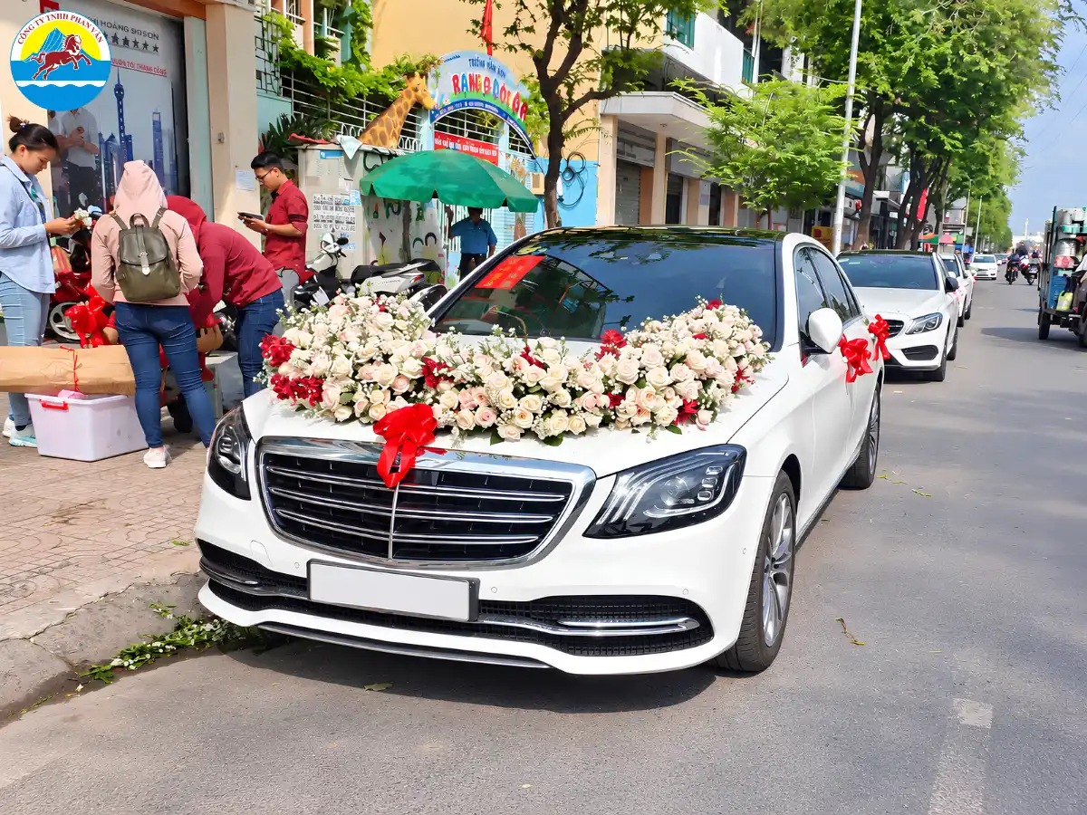 Xe Mercedes trắng thắt nơ đỏ dải hoa lớn rước dâu đi tỉnh