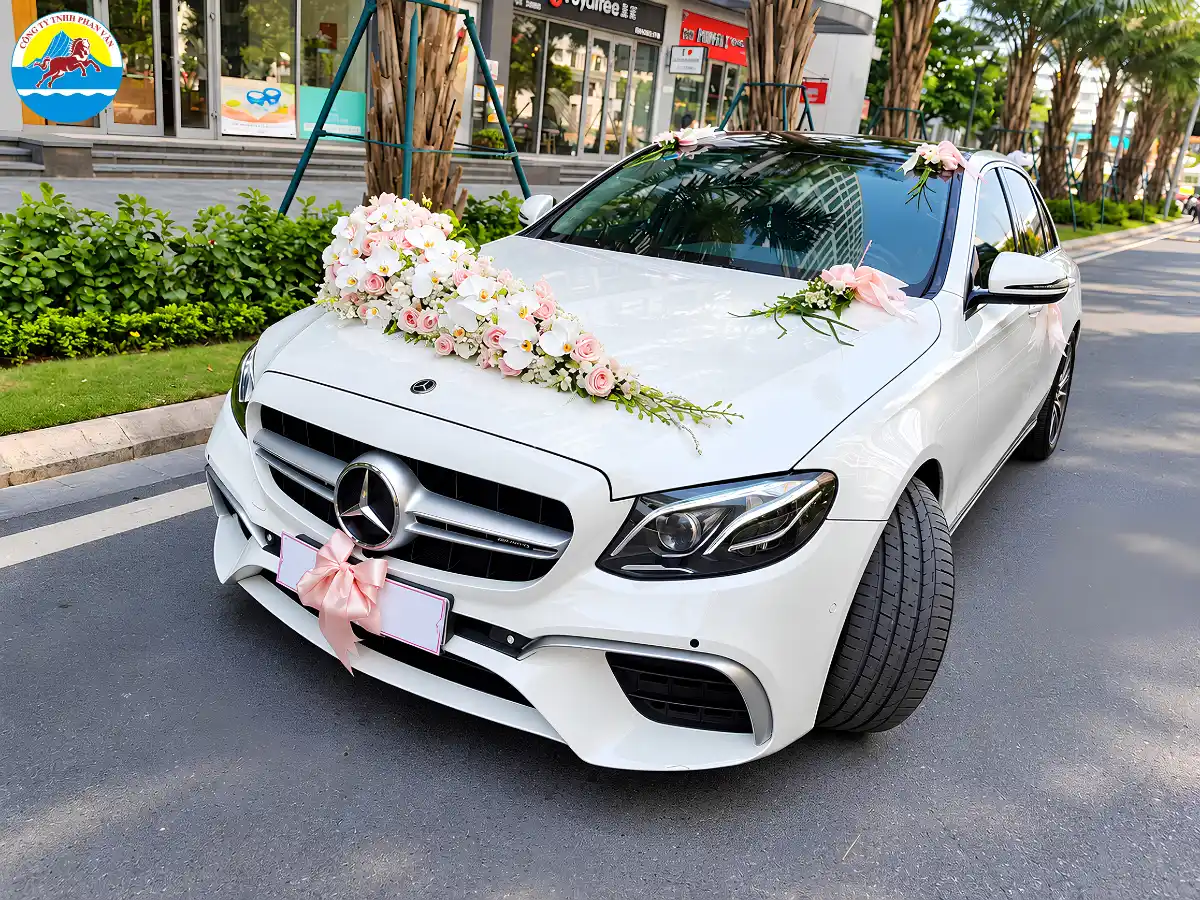Thiết kế hoa cưới lệch hiện đại trên dòng Mercedes trắng liên tỉnh