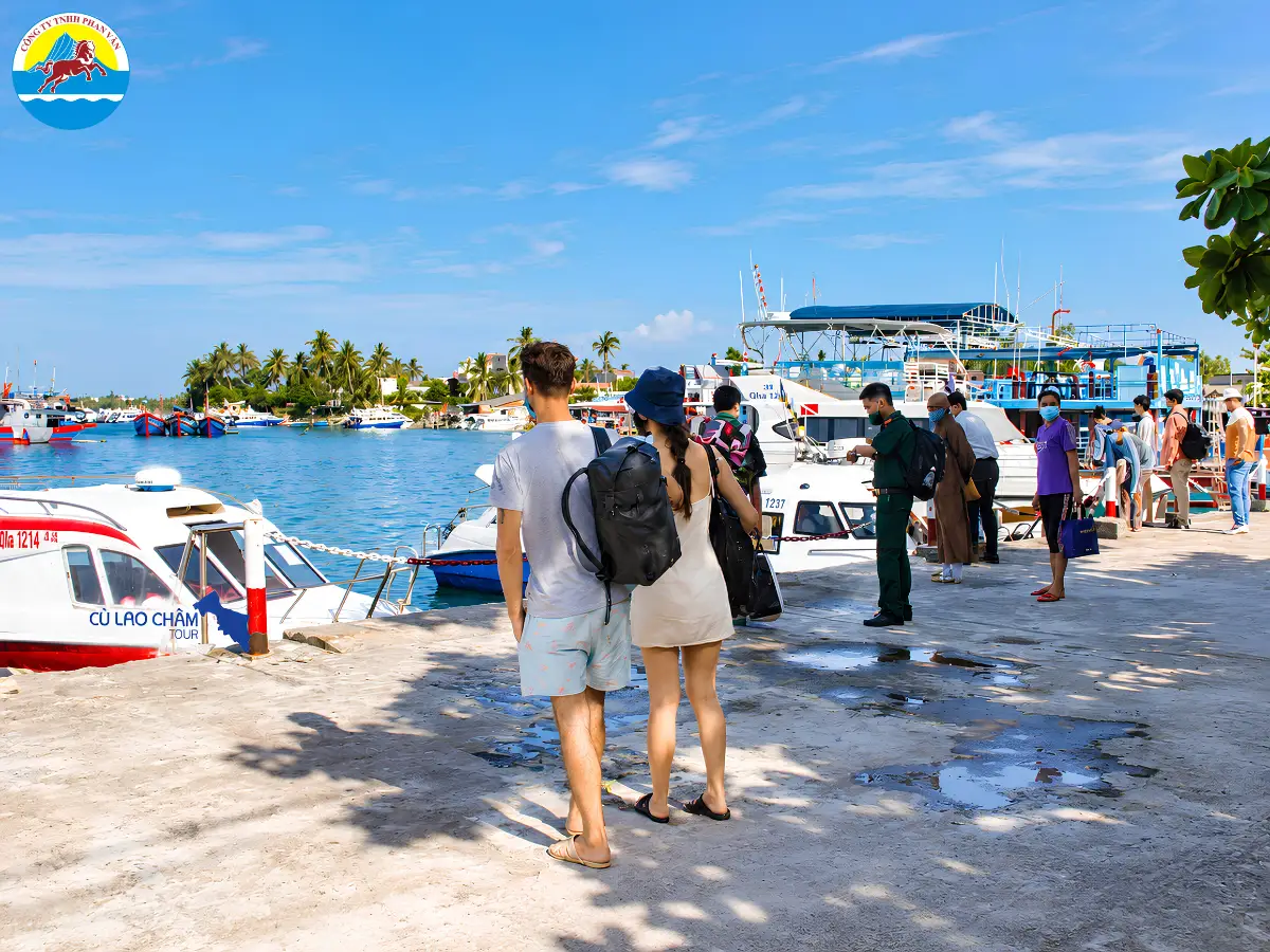 Khách chuẩn bị di chuyển ra Cù Lao Chàm