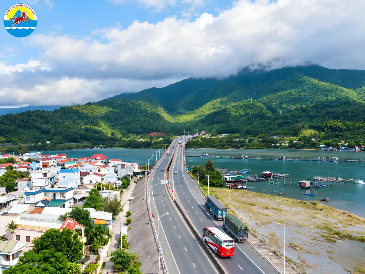 Xe chạy tuyến Đà Nẵng đi Huế qua khu vực Hải Vân