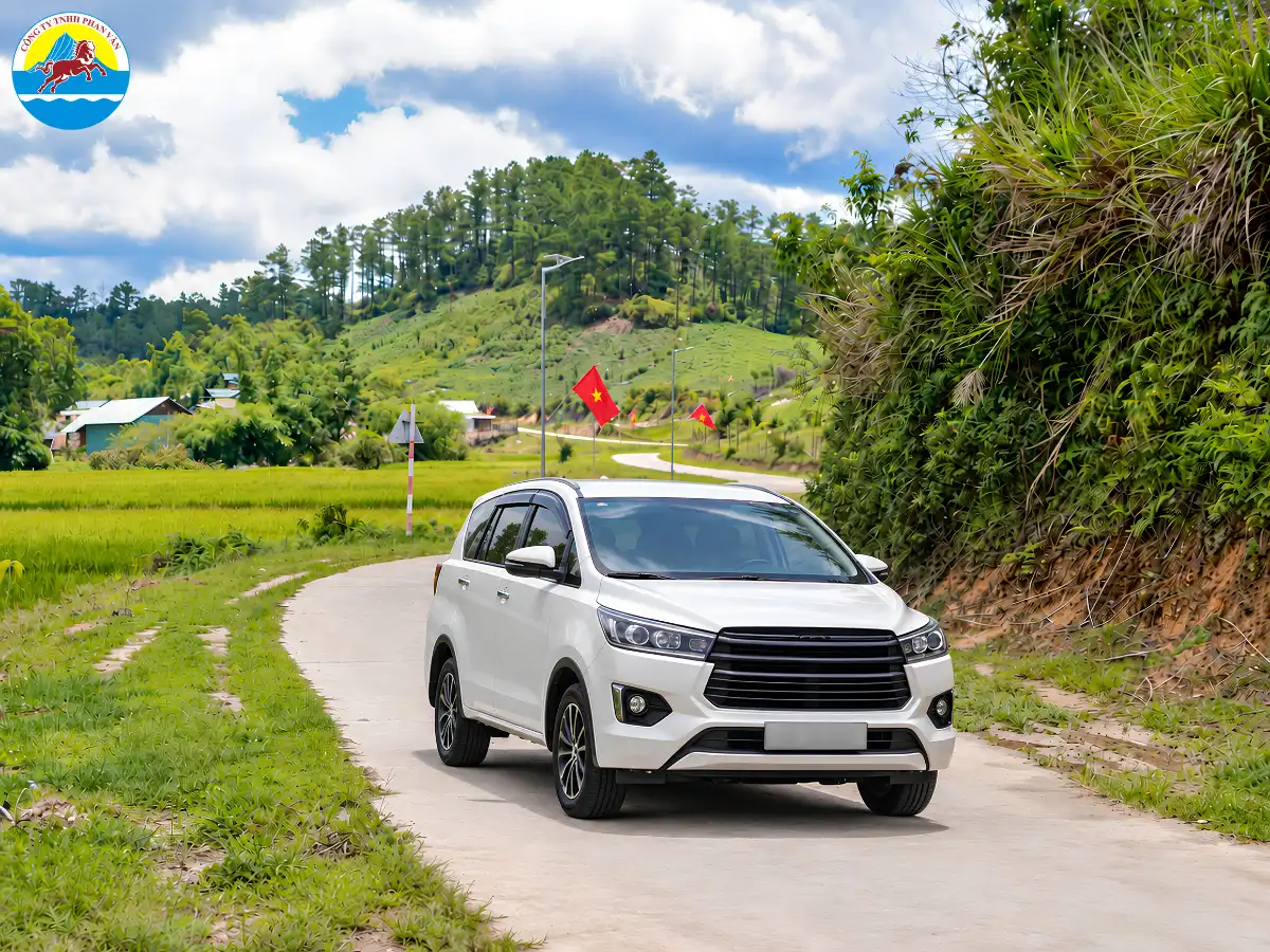 Xe du lịch Phan Văn Travel phục vụ khách đi Kon Tum