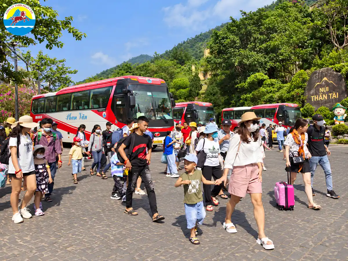 Xe Phan Văn Travel chở khách đến Núi Thần Tài