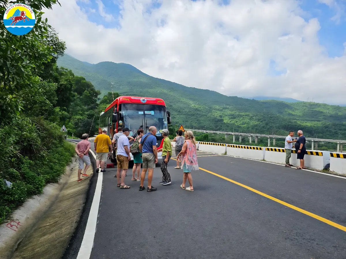Nhóm du khách dừng chân checkin trên đường đến Quảng Bình